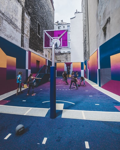 一群男人在小巷里打篮球